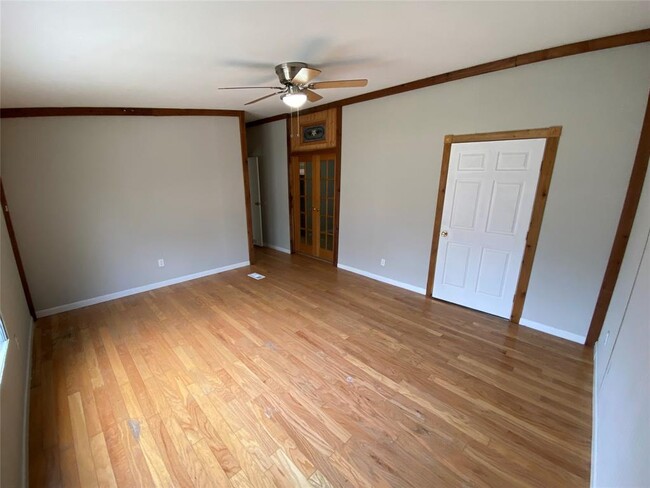 Building Photo - 185 S Valley Dr