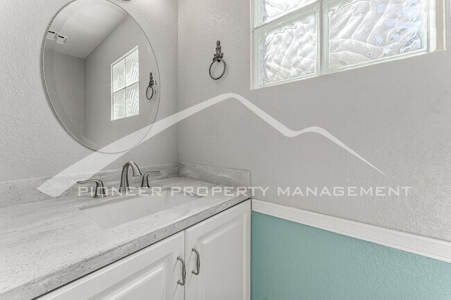 Building Photo - Stunning Home with Washer/Dryer and Central AC