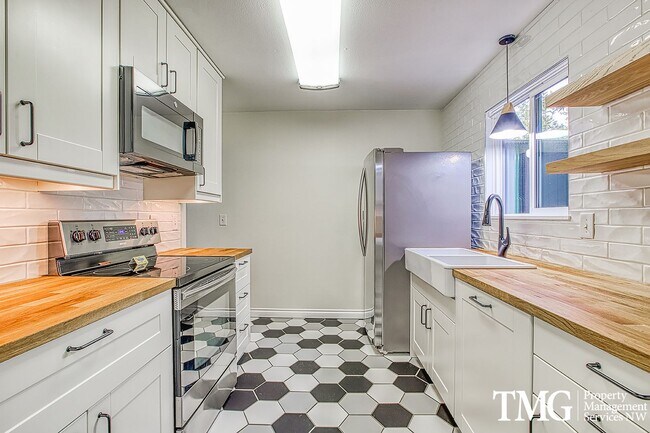 Building Photo - Inviting Townhome with Garage and Communit...