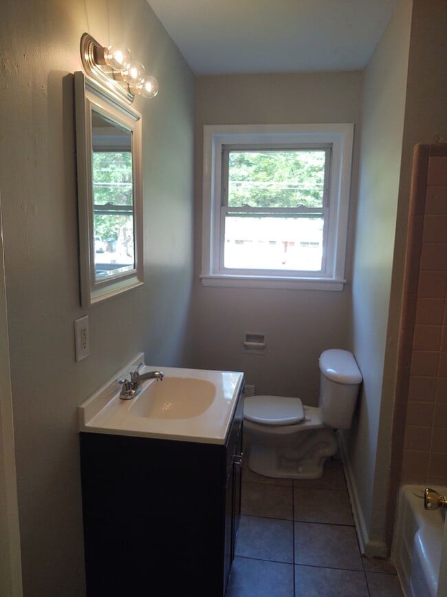 Building Photo - 3 bedroom 1 bath house- pet friendly available now