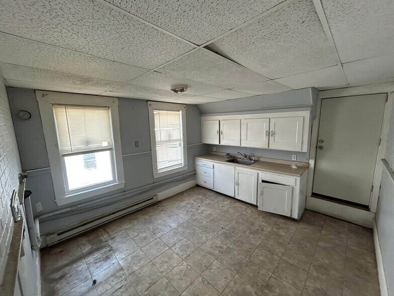 Building Photo - 23 Forest St