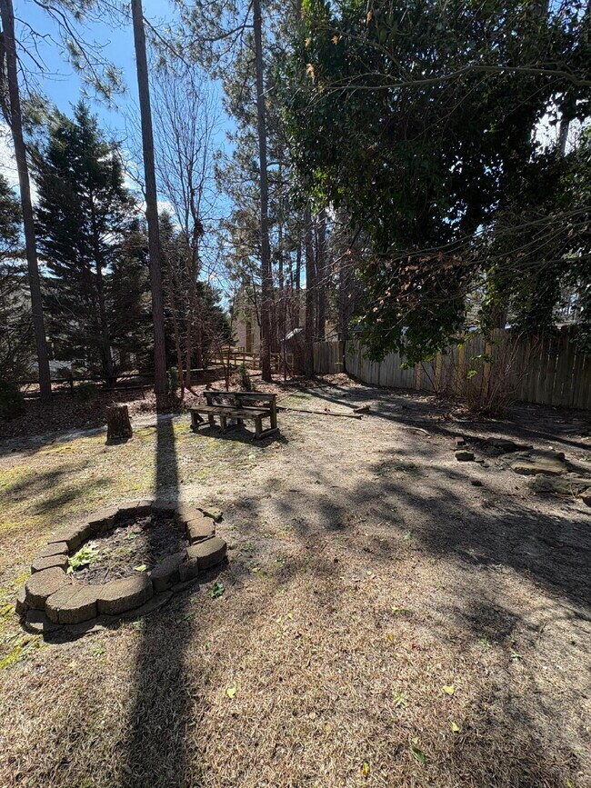 Building Photo - Beautiful executive home, in desirable neighborhood close to schools and Fort Bragg