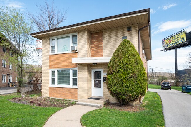 Building Photo - 11015 S Lloyd Dr