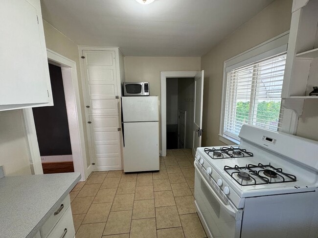 Building Photo - 2 bed 1 bath ranch walking distance to Dow...