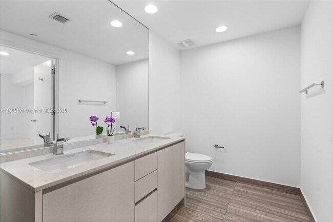 Building Photo - 1010 Brickell Ave