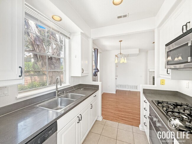 Building Photo - Upgraded 2B/2BA With AC, Washer/Dryer, & Private Patio!