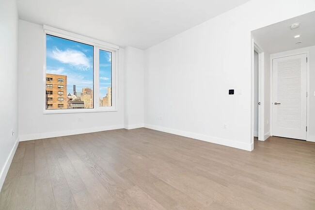 Building Photo - 200 E 23rd St