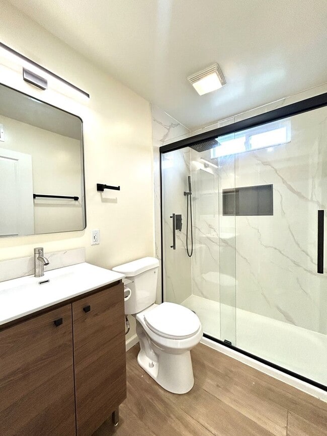 Building Photo - Beautifully Remodeled 3 Bed/1 Bath Home with Fenced Backyard Available NOW!