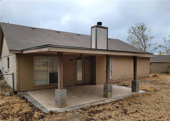 Building Photo - Upgraded 3 bedroom 2 bathroom home!  HOUSING ACCEPTED!