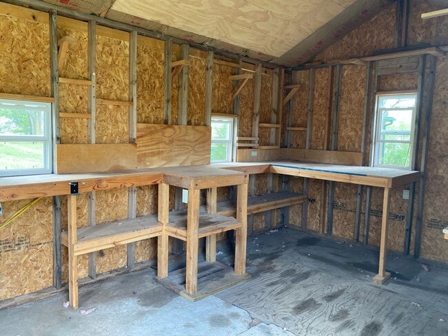 Building Photo - 3 Bedroom 1 Bathroom home. Available NOW!