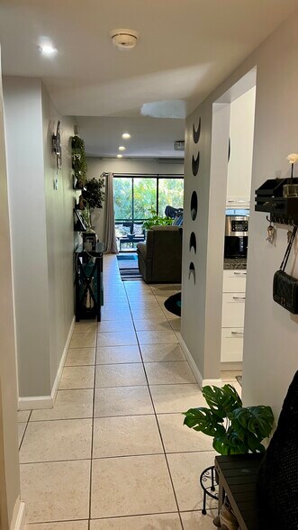 Entry Way - 140 S Cypress Rd