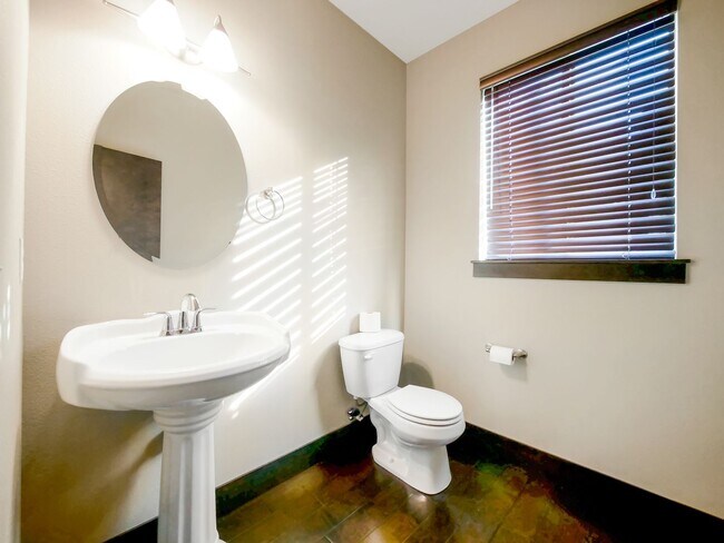 Building Photo - Peaceful 3 bed, 2.5 bath townhouse in Rent...