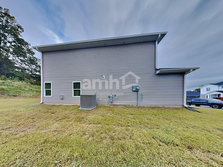 Building Photo - 223 Maxwell Dr