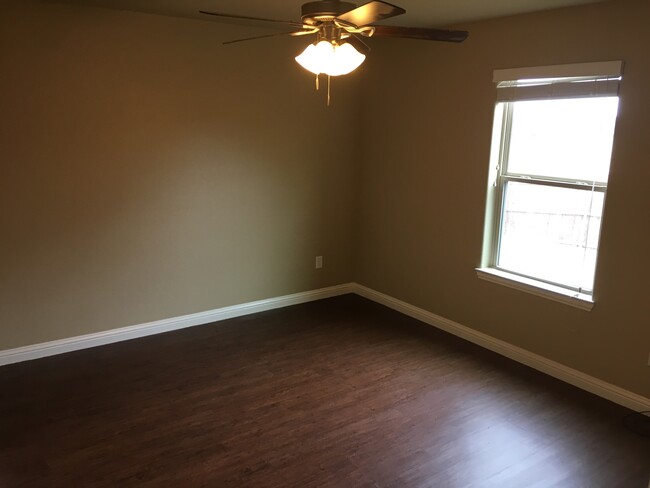 Master bedroom - 901 Twine Street