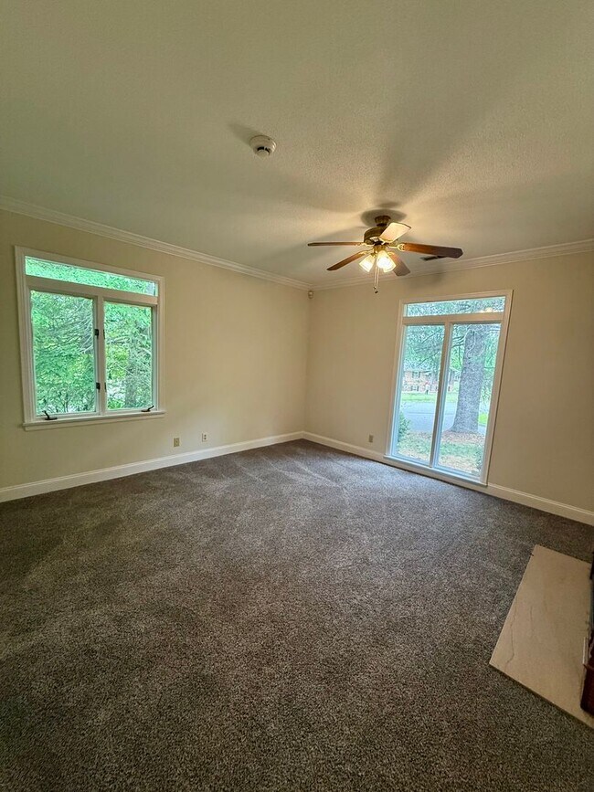 Building Photo - Knoxville 37909 - 2 bedroom, 1.5 bath unit, duplex - Contact Chad Weeks (865) 567-6193
