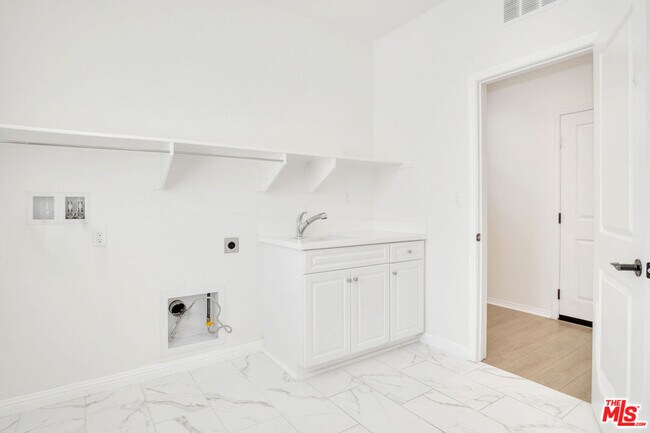 Building Photo - 3971 Somerston Way