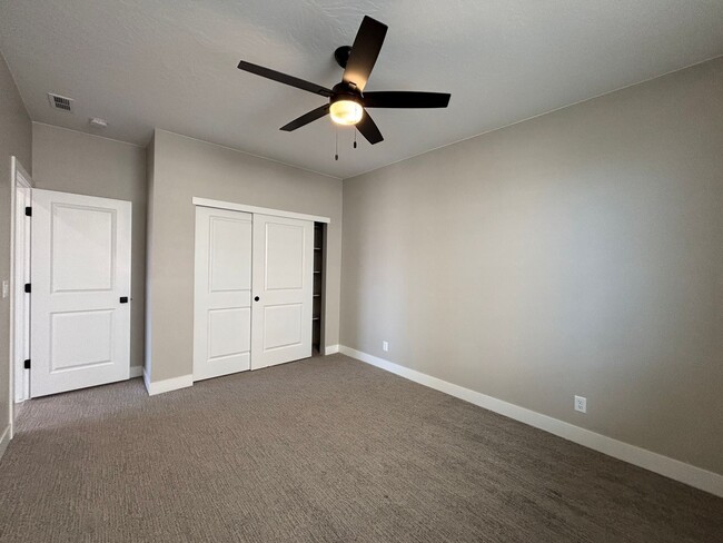 Building Photo - SPACIOUS HOME FOR RENT!