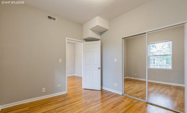 Building Photo - 3818 W Ainslie St