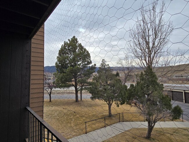 Building Photo - 2 Bedroom 1 Bathroom Condo Heat/Water Paid!