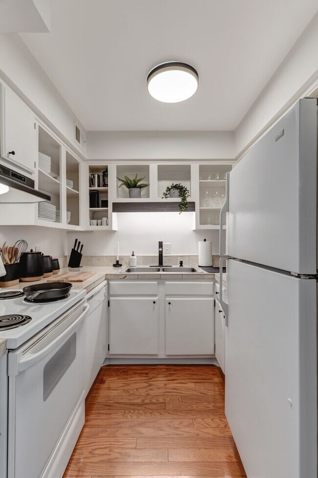 Building Photo - Live just minutes from the charm and excit...