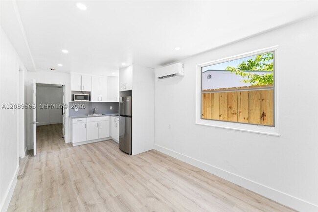 Building Photo - 3155 SW 27th St
