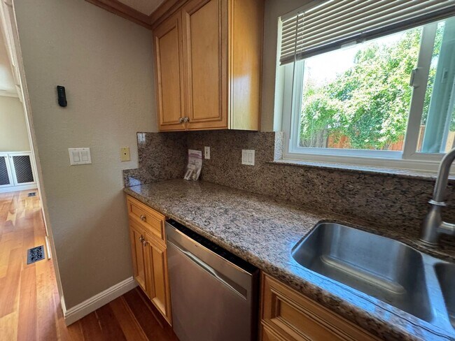 Building Photo - Fully remodeled home, Pet friendly with A/...