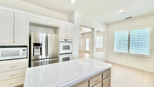 Building Photo - Fantastic Single-Story in the desirable an...