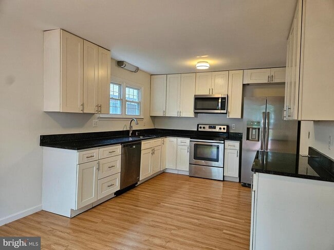 Building Photo - 284 Oakwood Village Ct