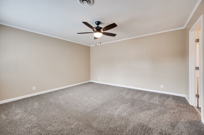 Building Photo - Awesome 2BE/BA townhouse in Bellevue!