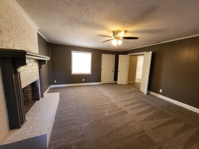 Building Photo - 2110 Redbud Ln