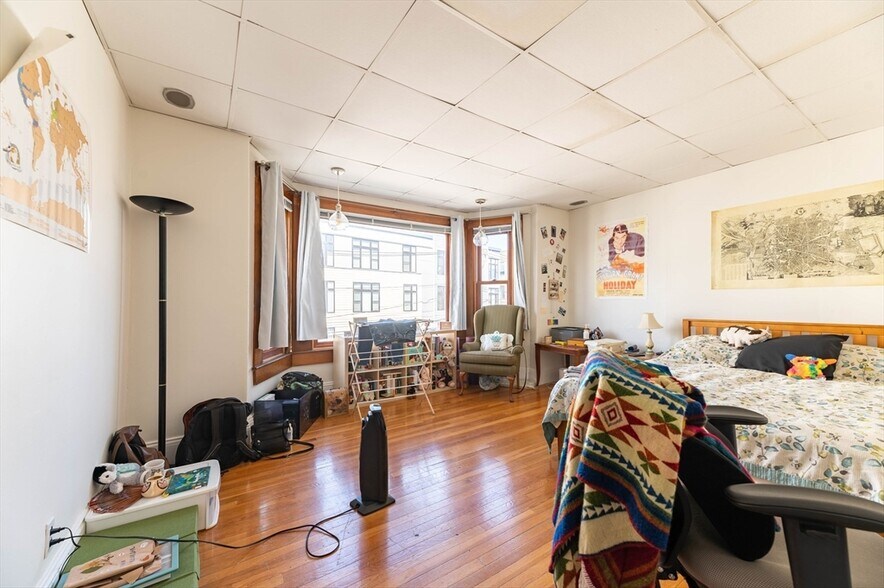 Primary Photo - 202 Washington St