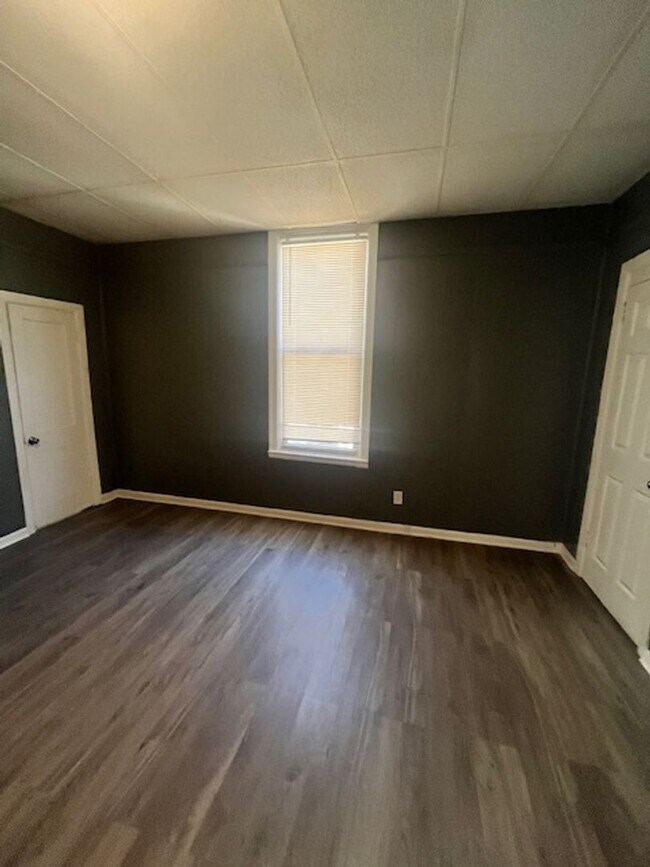 Building Photo - Large 5BR/2Ba House- Close to U of L Leasing Special- sign lease by 6/15/2026 and second month is...