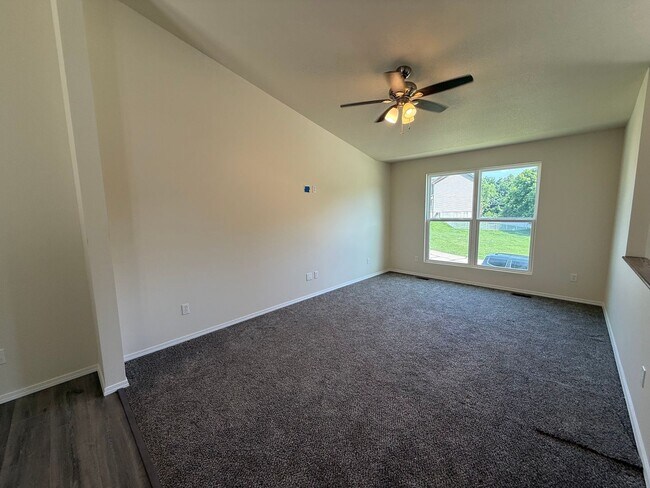 Building Photo - Beautiful 4 Bedroom!