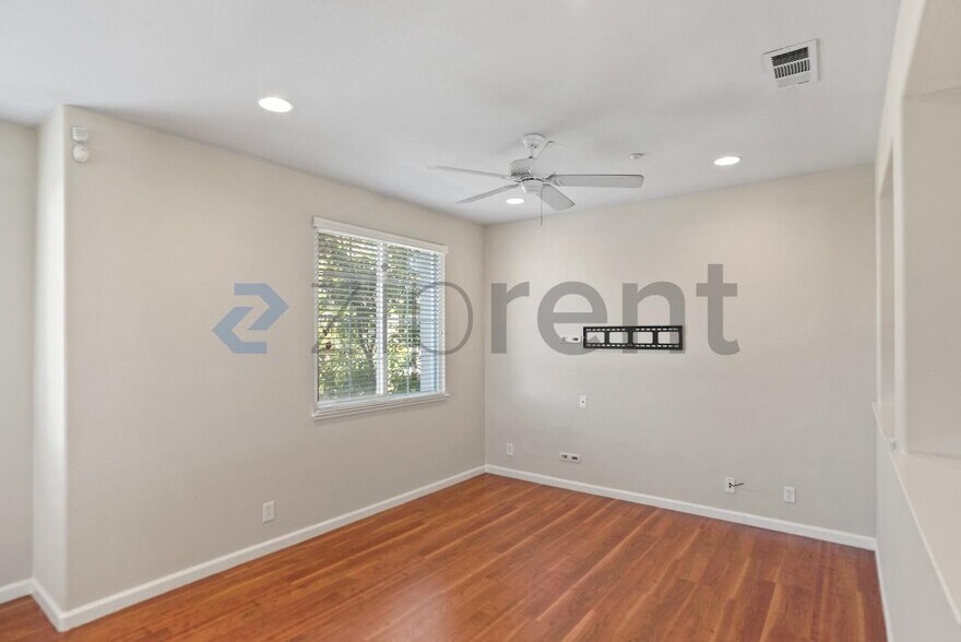 Building Photo - Unit