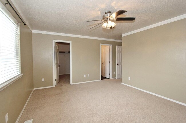 Building Photo - Spacious Home in Quiet Neighborhood