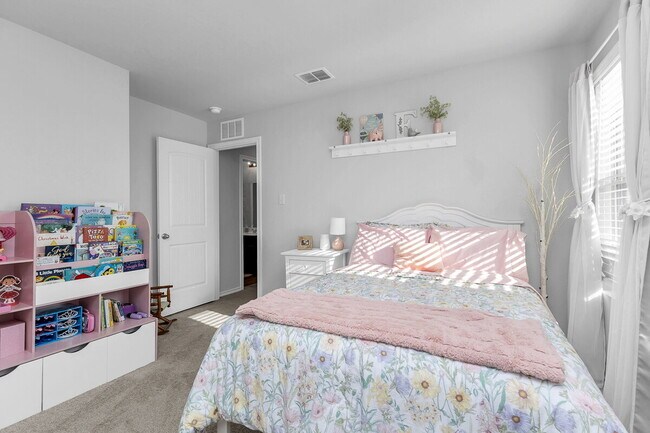 Building Photo - ASK ABOUT FREE APPLICATIONS THROUGH AUGUST!  "Spacious 6-Bedroom Retreat with 3.5 Baths and Over ...