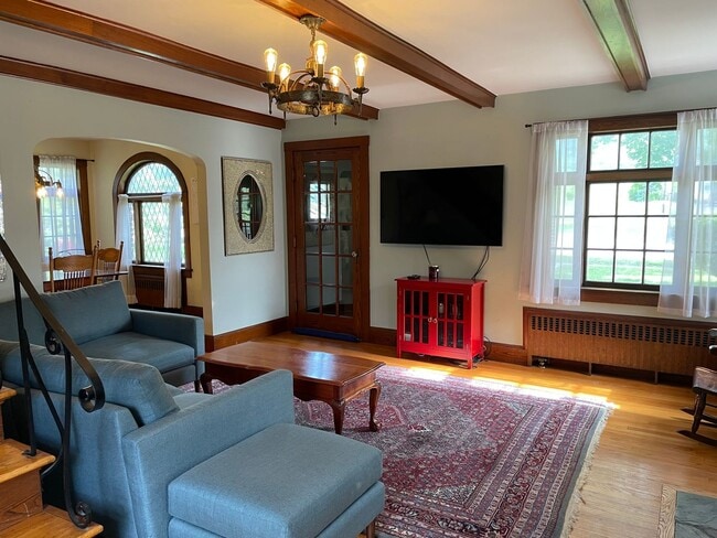 Building Photo - Lovely Tudor Home with convenient in town location