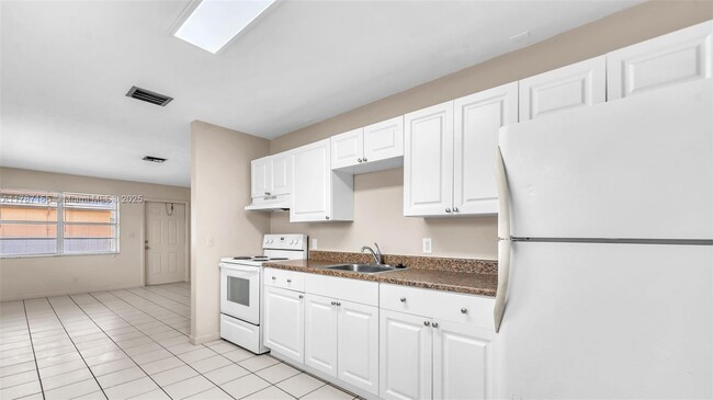 Building Photo - 6116 SW 39th St