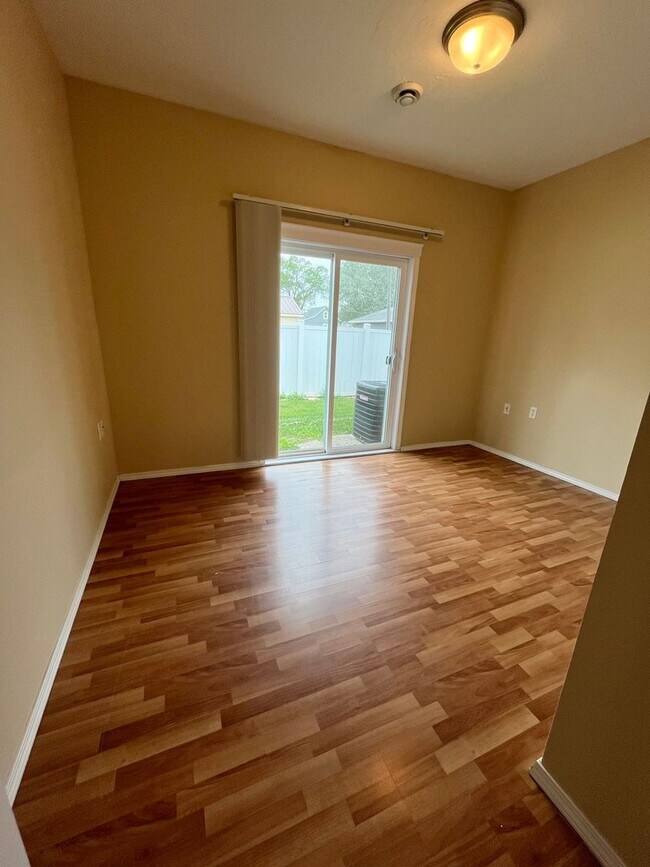Building Photo - 2 Bedroom Townhome In Lennox, SD!!