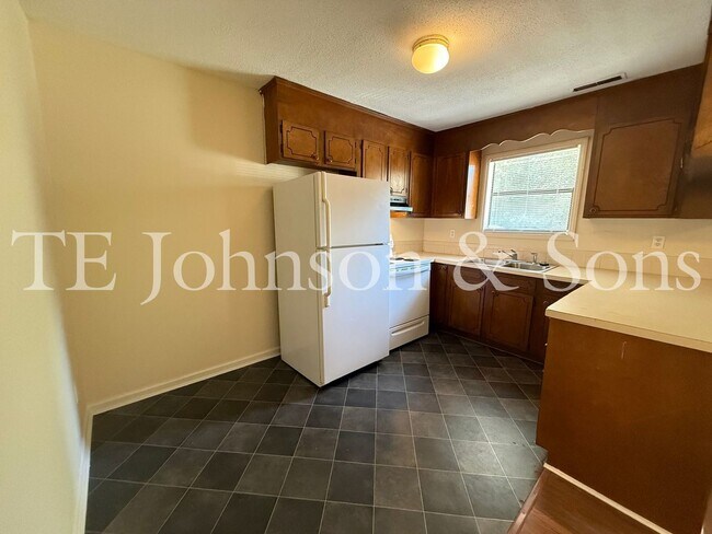 Building Photo - 1506 Oakshire-Water Included