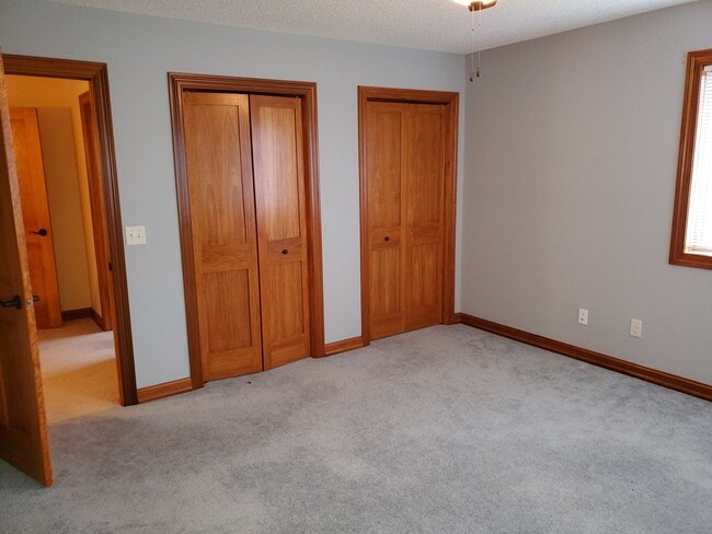Building Photo - STUNNING, 5 BEDROOM AND 5 BATH TWIN HOME F...
