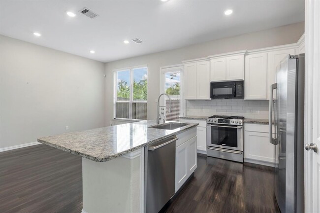 Building Photo - 5021 Lehman Oaks Dr