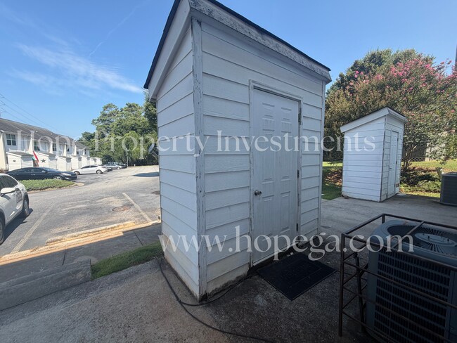 Building Photo - 5 E Newnan Rd