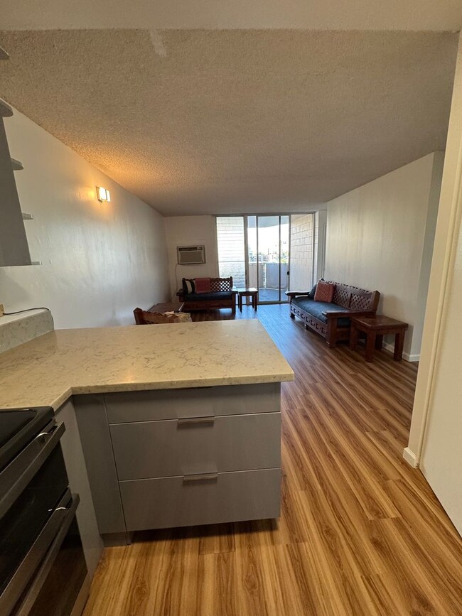 Building Photo - 2 Bed 2 Bath, 1 parking at Kapiolani Royal...