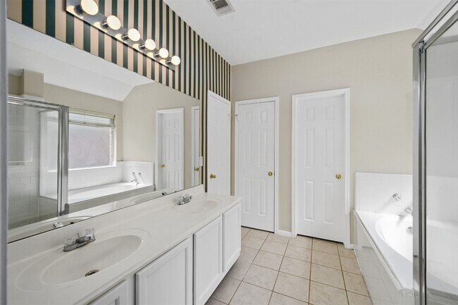 Building Photo - 1631 Stonehaven Village Cir