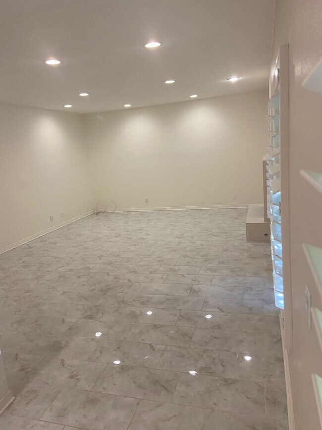Building Photo - 5200 White Oak Ave