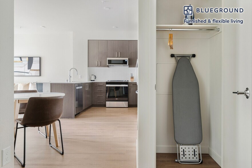 Building Photo - 2333 Calle Del Mundo