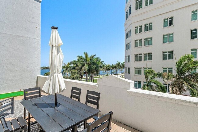 Building Photo - 255 Evernia St