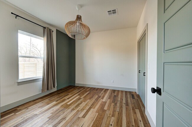 Building Photo - Unique home in OKC