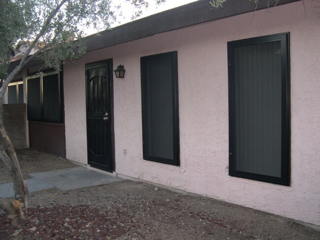 Building Photo - 4310 Caliente St